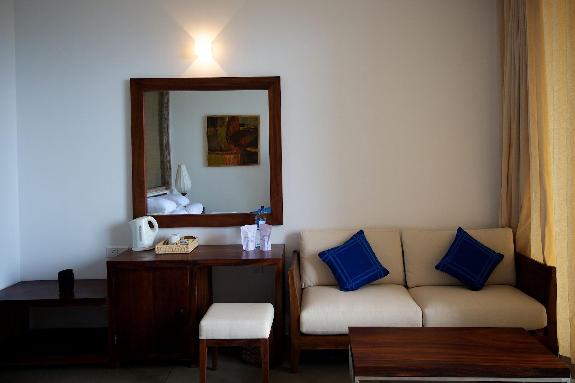 Roman Beach Hotel Хиккадува Экстерьер фото