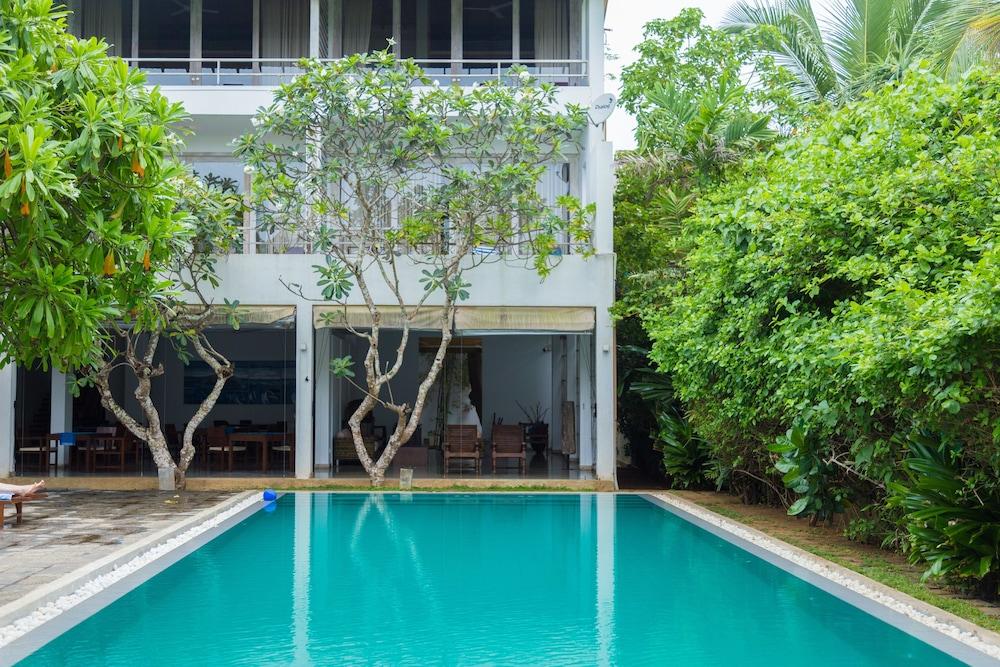 Roman Beach Hotel Хиккадува Экстерьер фото